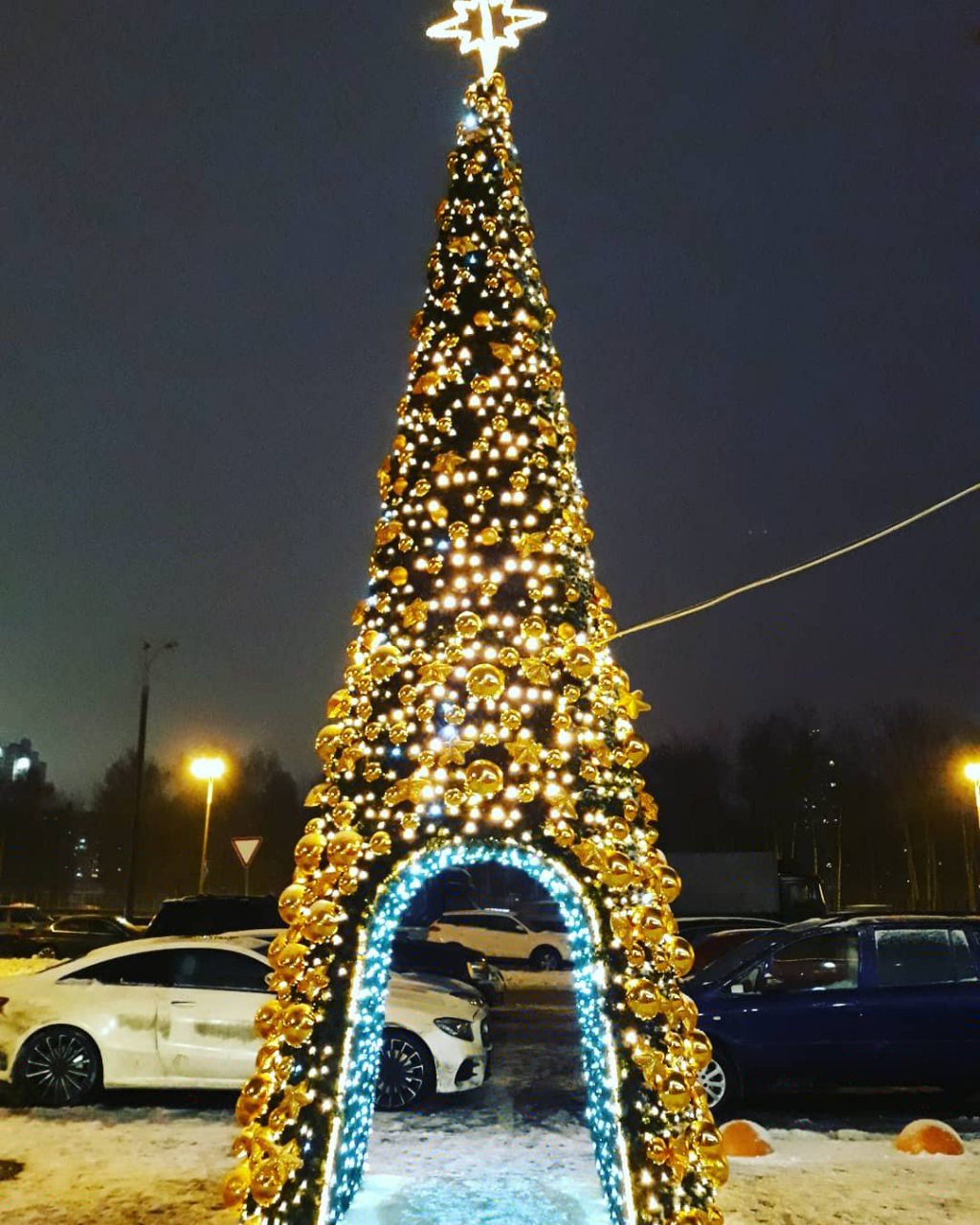 Высотная светодиодная елка возле гипермаркета Корона
