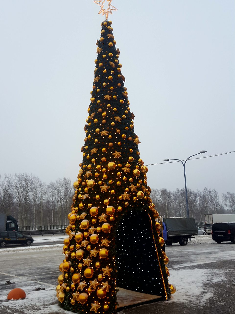 Высотная светодиодная елка возле гипермаркета Корона